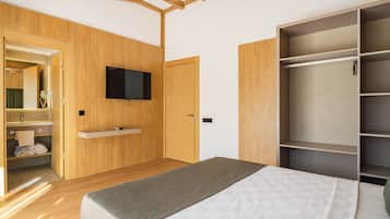 Familie appartement, balkon, uitzicht op tuin | Luxe beddengoed, een minibar, een kluis op de kamer, een bureau