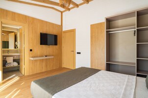 家庭公寓, 阳台, 花园景观 | 高档床上用品、迷你吧、客房内保险箱、办公桌