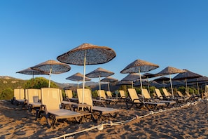 近隣のプライベートビーチ、ビーチ シャトルサービス (無料)、サンラウンジャー、ビーチパラソル