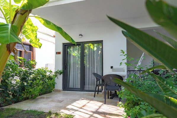 Deluxe Room, 1 Double Bed, Patio, Garden View | Terrace/patio