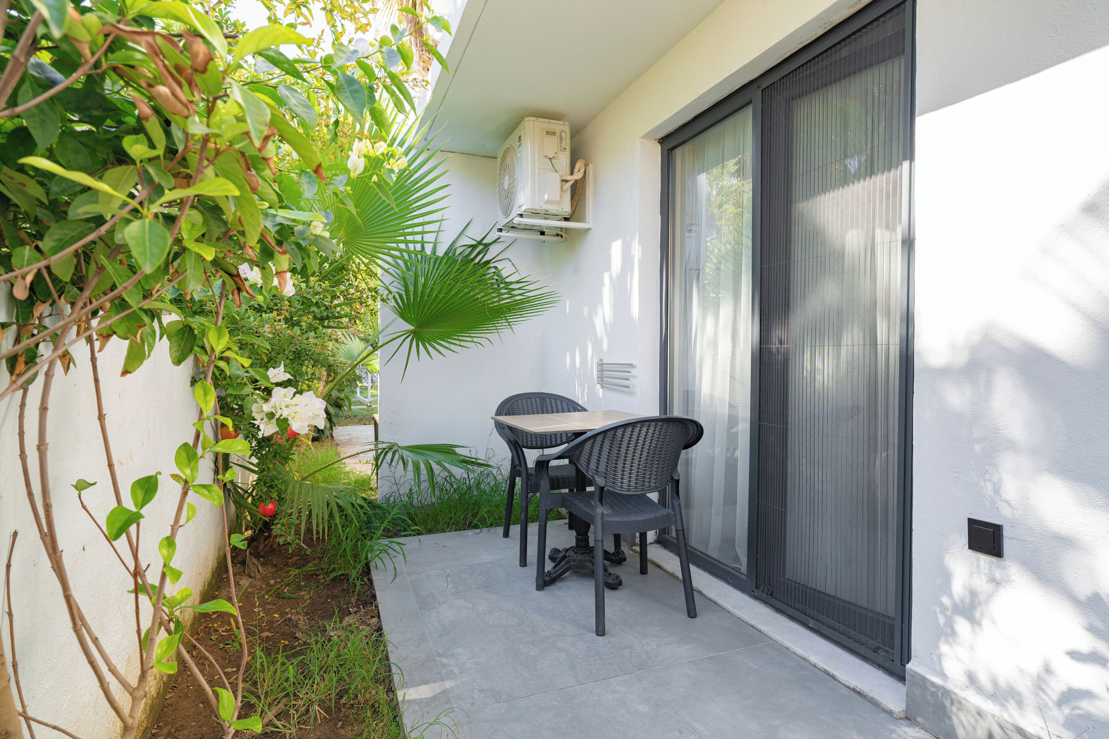 ห้องดีลักซ์, เตียงใหญ่ 1 เตียง, ลานระเบียง, วิวสวน | ลานระเบียง/นอกชาน