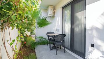 Deluxe Room, 1 Double Bed, Patio, Garden View | Terrace/patio