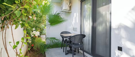 Deluxe-Zimmer, 1 Doppelbett, Terrasse, Gartenblick | Terrasse/Patio