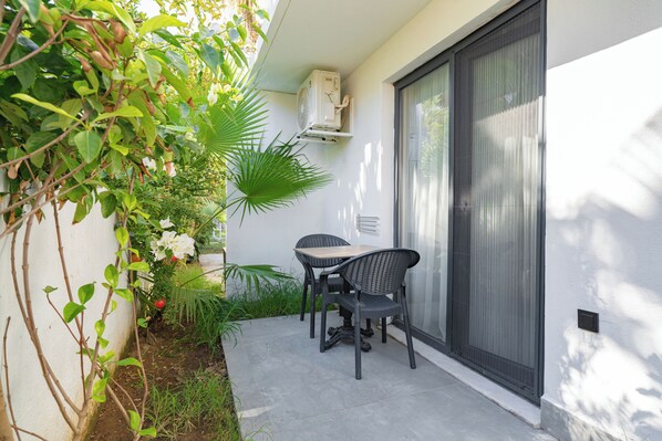 Deluxe Room, 1 Double Bed, Patio, Garden View | Terrace/patio