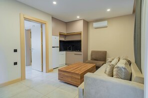 Familieleilighet, balkong, hageutsikt | Oppholdsområde | En 43-tommers smart-TV med Parabol-TV samt Netflix og strømmetjenester