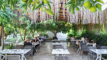 Café da manhã com buffet grátis todos os dias