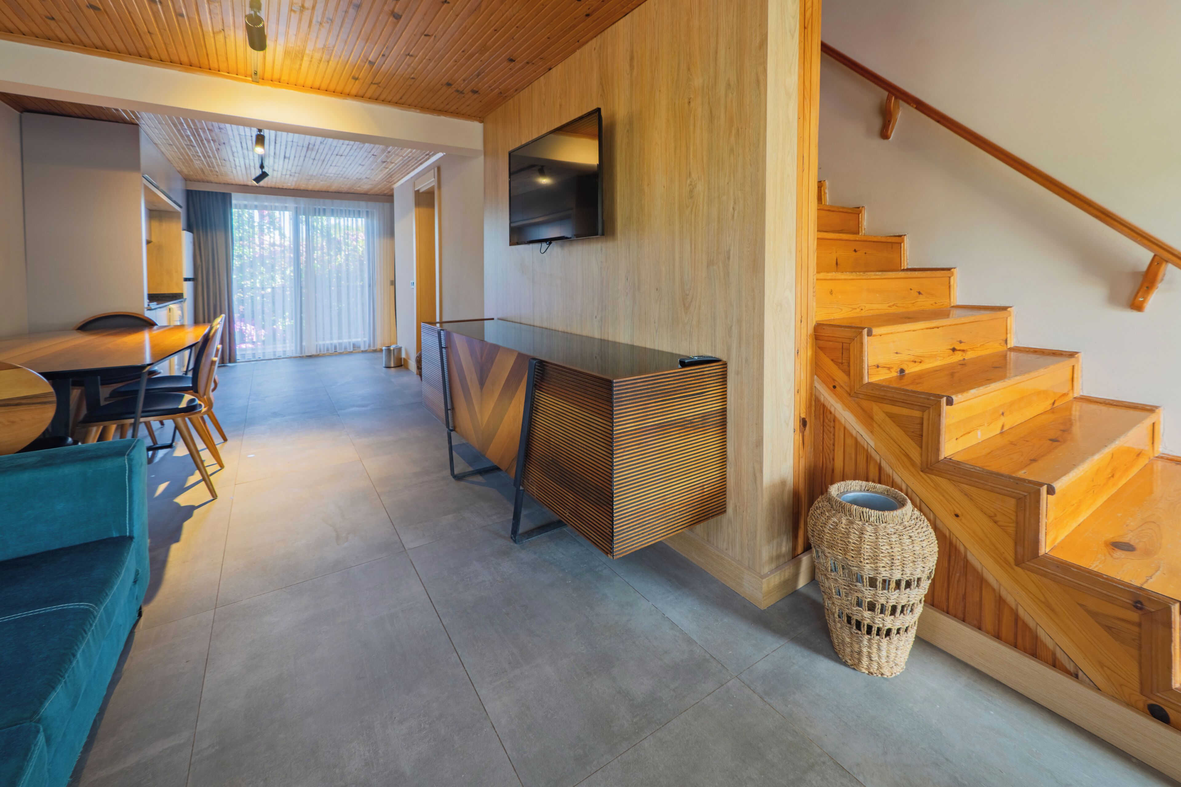 ファミリー デュープレックス バルコニー ガーデンビュー | リビング エリア | 43 インチのスマ  ートテレビ (衛星放送視聴可)、Netflix、ストリーミングサービス