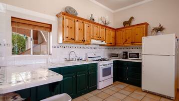 Fridge, microwave, oven, coffee/tea maker