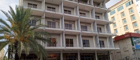 Vista frontal de la propiedad