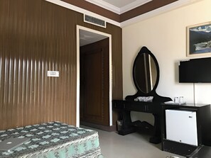 Phòng 3 Deluxe | Phòng tắm | Buồng tắm vòi sen, khăn tắm, xà phòng, giấy vệ sinh 