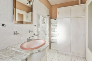 Shower, hair dryer, towels - Côte Vendéenne Résidence le pin Parasol (Longeville-sur-Mer)