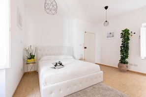 5 bedrooms, desk, iron/ironing board, travel cot