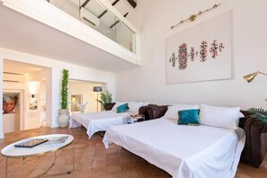 5 soverom, skrivebord, strykejern/-brett og reiseseng for barn