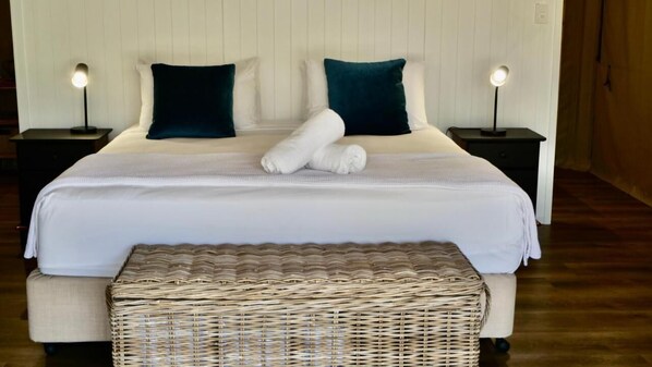 1 bedroom, free WiFi, bed sheets - King Tent 9 Nelly bay (Nelly Bay)