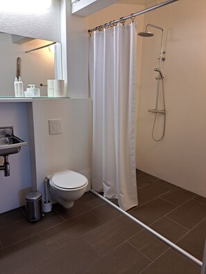 Habitación triple familiar, vistas al mar | Baño | Artículos de higiene personal gratuitos, secador de pelo y toallas