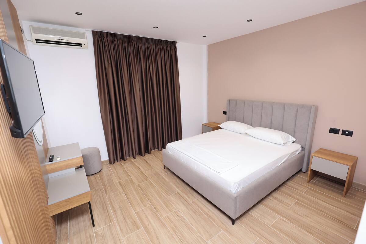 Hypo-allergenic bedding available, WiFi (free), bed sheets