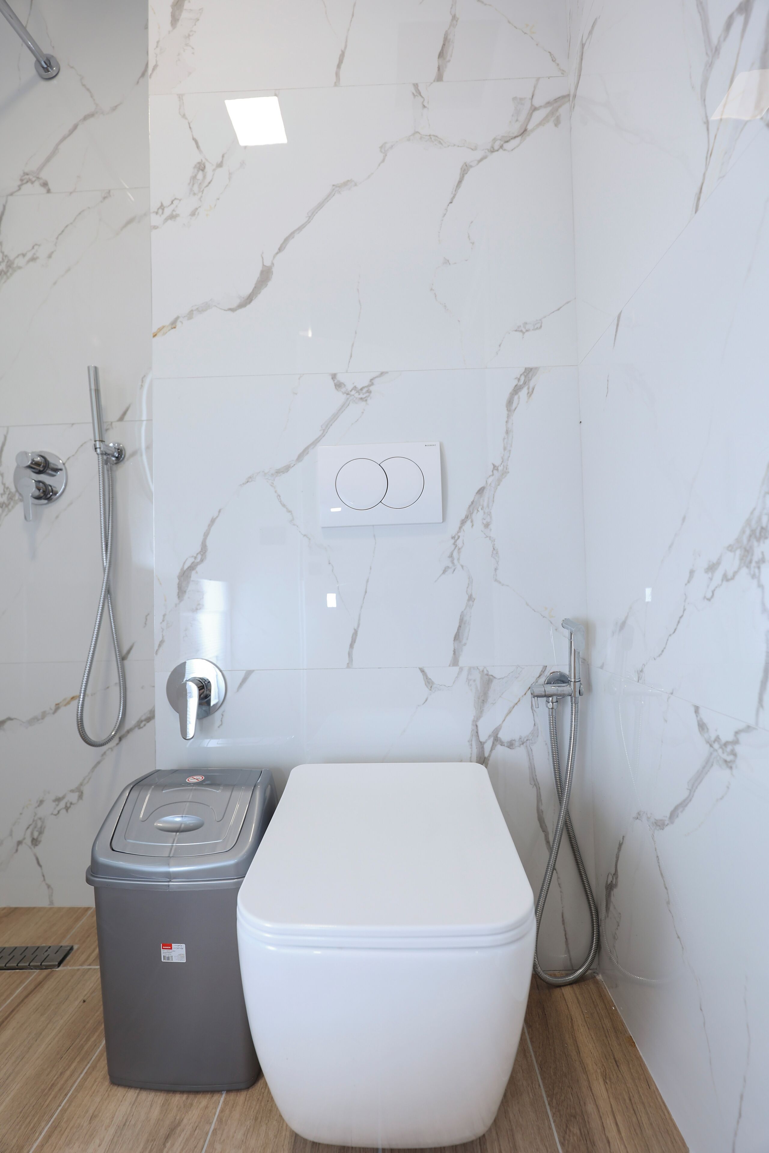 Ein modernes Badezimmer mit Toilette, Bidet und Dusche.