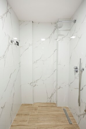 Twin Room | Bathroom | Shower, rainfall showerhead, free toiletries, hair dryer - Emar Hotel (Tirana)