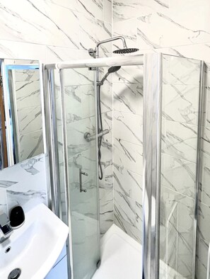 Apartment | Bathroom | Shower, hair dryer, towels - Cozy City Apartment in London (London)