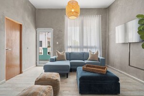 TV, offices - Gallery View | Modern and Urban Unit (San Juan)