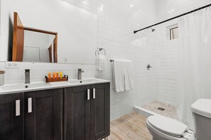 Shower, hair dryer, towels - Gallery View | Modern and Urban Unit (San Juan)
