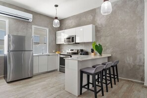 Frigorífico, microondas, horno y placa de cocina