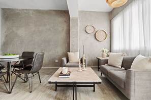 Una televisión, una oficina