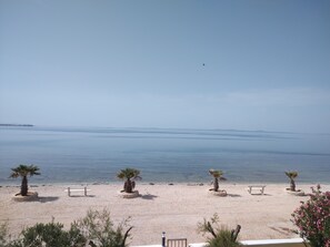 På stranden och solstolar