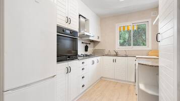 Een koelkast, een microgolfoven, een oven, een vaatwasser