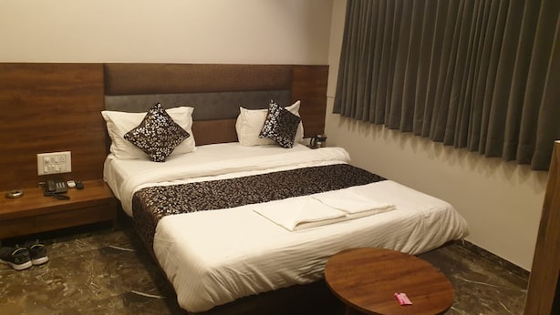 Free WiFi, bed sheets - Hotel Lake Palace Ahmedabad (Ahmedabad)