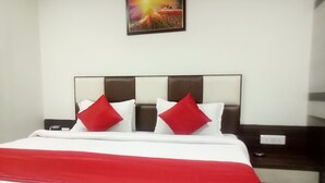 Luxury Room | Free WiFi, bed sheets - Hotel Lake Palace Ahmedabad (Ahmedabad)