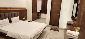 Room - Hotel Lake Palace Ahmedabad (Ahmedabad)