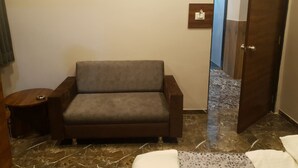 Property entrance - Hotel Lake Palace Ahmedabad (Ahmedabad)