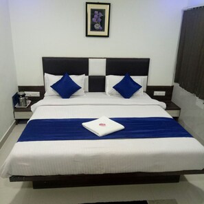 Free WiFi, bed sheets - Hotel Lake Palace Ahmedabad (Ahmedabad)