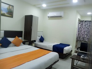 Free WiFi, bed sheets - Hotel Lake Palace Ahmedabad (Ahmedabad)