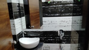 Shower, rainfall showerhead, towels, soap - Hotel Lake Palace Ahmedabad (Ahmedabad)