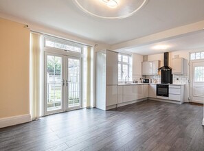 Maison | Cuisine privée | Réfrigérateur, micro-ondes, four, plaque de cuisson