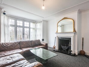 Hus | Oppholdsområde | TV og peis