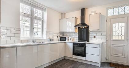 Charming 4-bed House in Sheffield