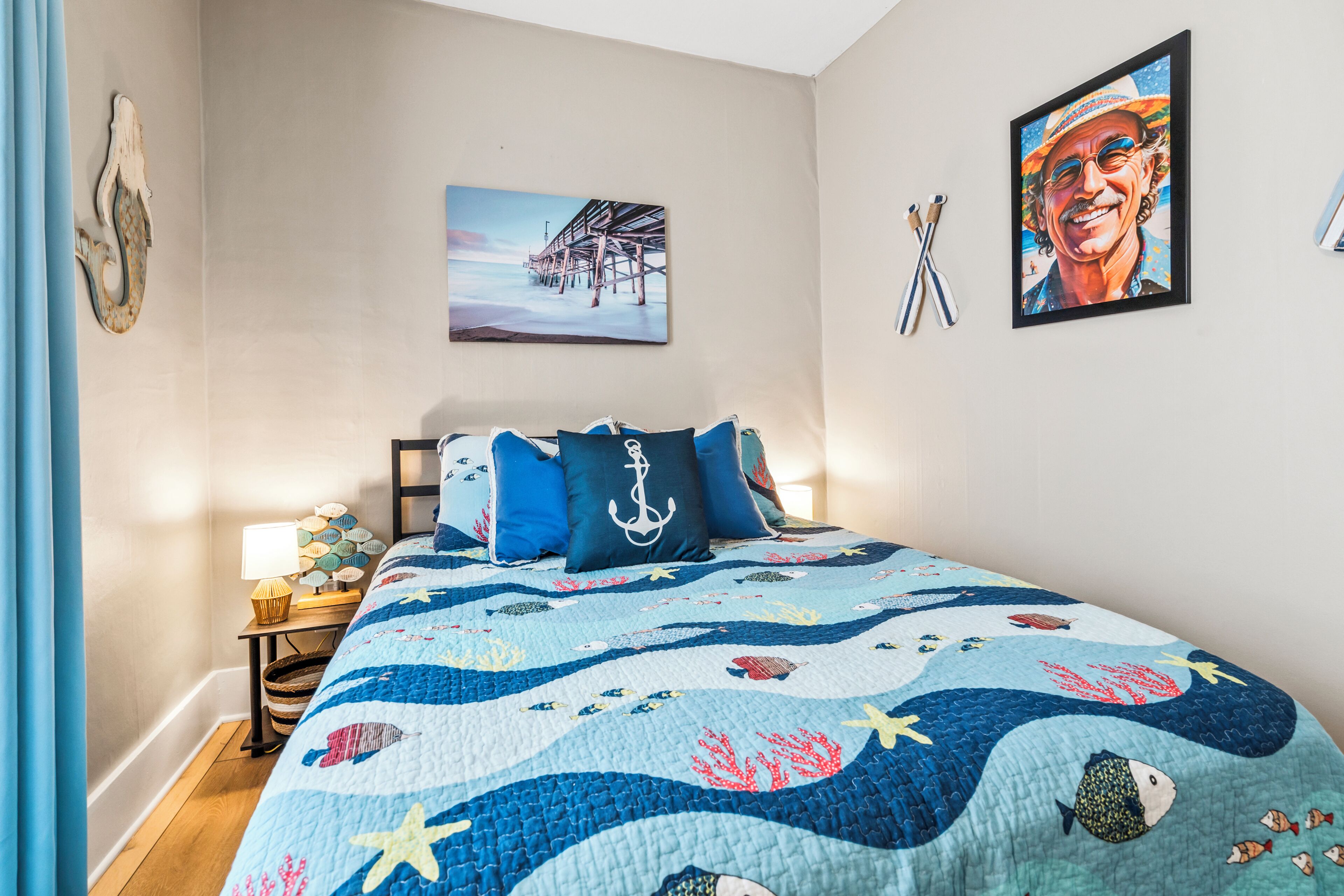Un dormitorio con cama, mesita de noche, lámpara y decoración en la pared.
