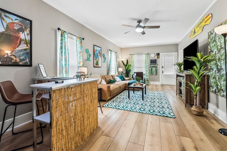 Smart TV, books. NEW-Parrot Head Haven-3BR-1BA-Themed-Bar-Patio