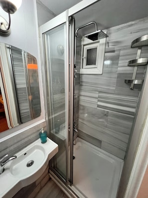 Douche, douche à « effet pluie », articles de toilette gratuits