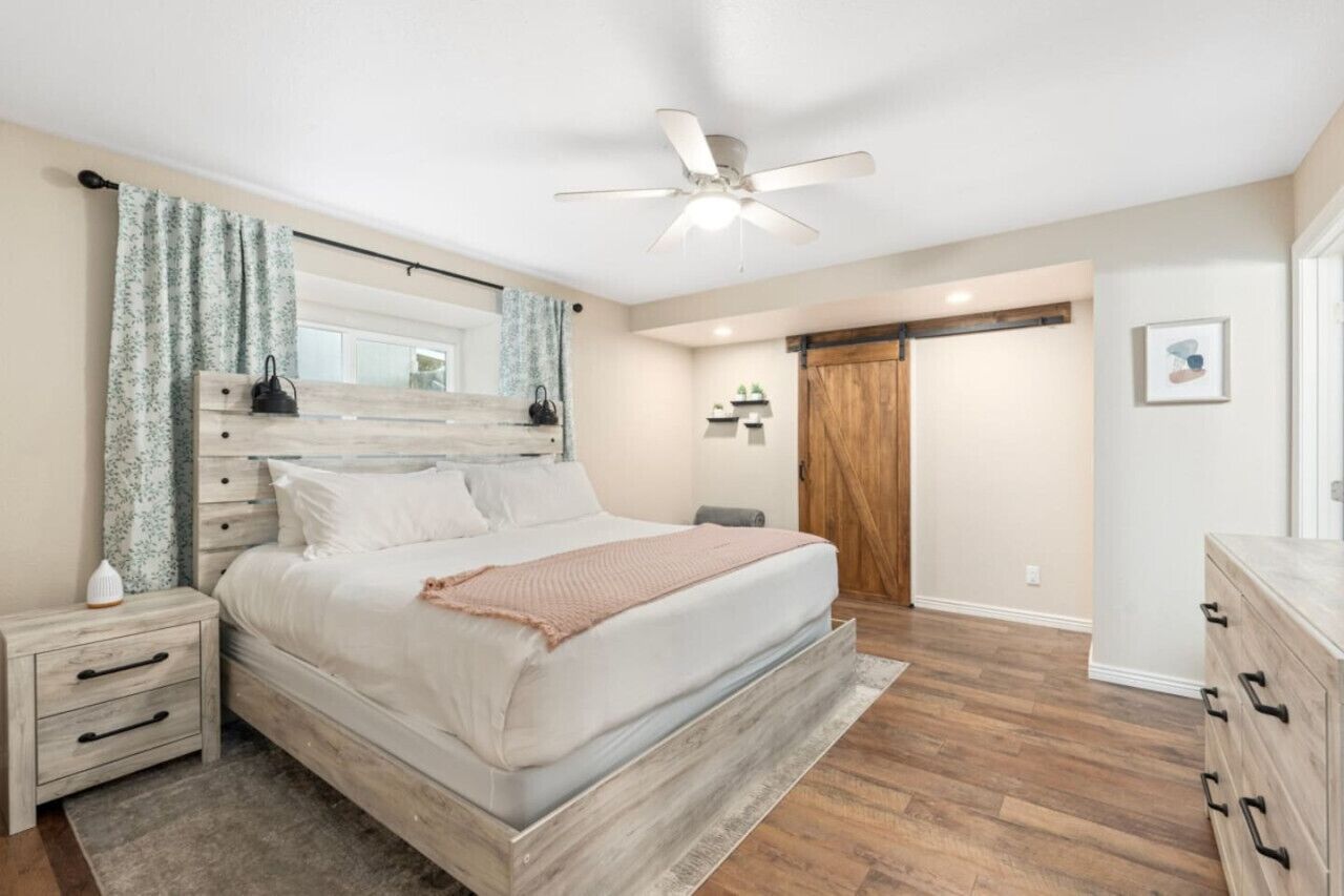 3 habitaciones, tabla de planchar con plancha y cuna de viaje 