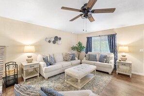 Smart TV, fireplace, stereo