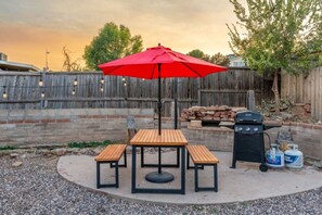Outdoor dining - Game-Filled Haven: Spacious Cottonwood Retreat (Cottonwood)