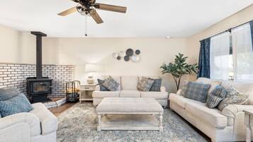 Smart TV, chimenea y estéreo