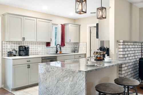 Game-Filled Haven: Spacious Cottonwood Retreat