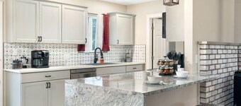 Game-Filled Haven: Spacious Cottonwood Retreat