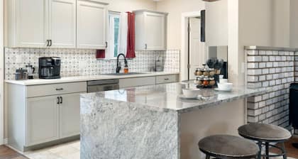 Game-Filled Haven: Spacious Cottonwood Retreat