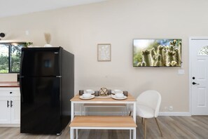 Dining - Cactus Casita: Prime Location, Walk to Trails (Sedona)